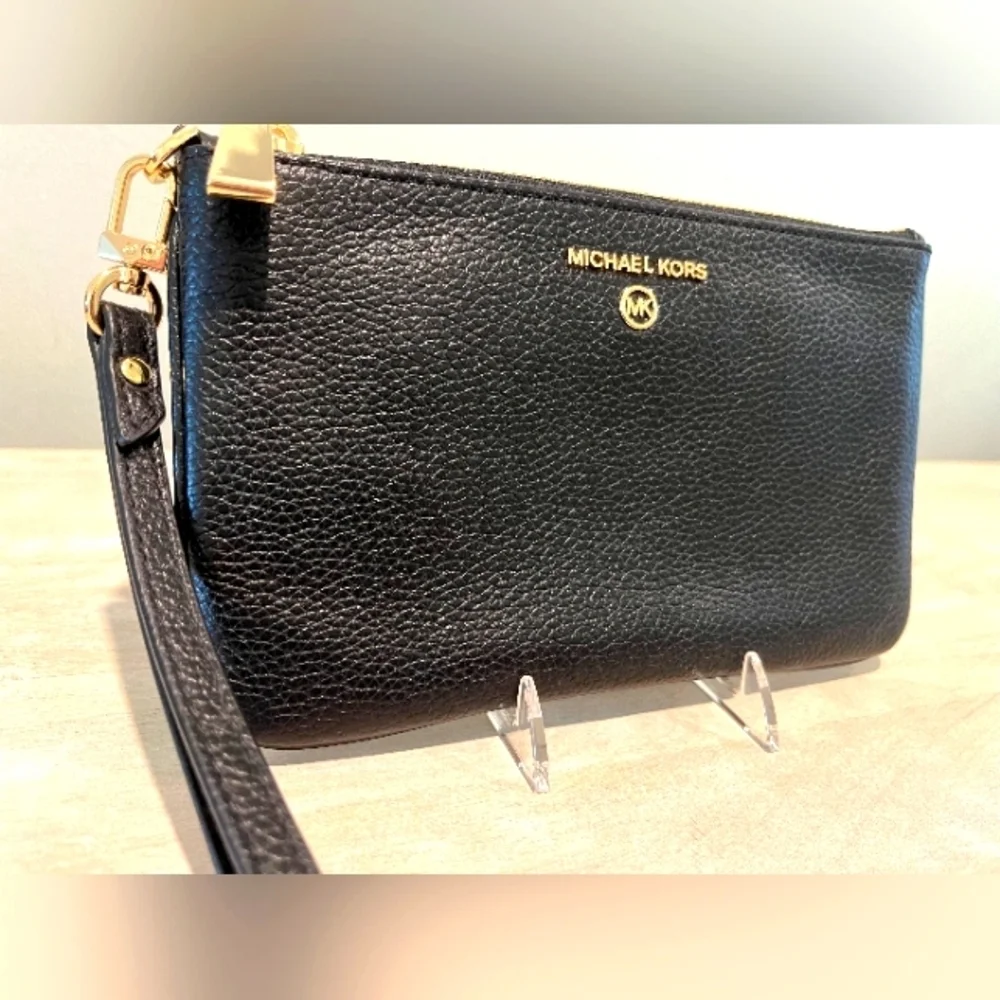 Michael Kors Black Pebbled Leather Large Jet Set Wristlet Like‎ New